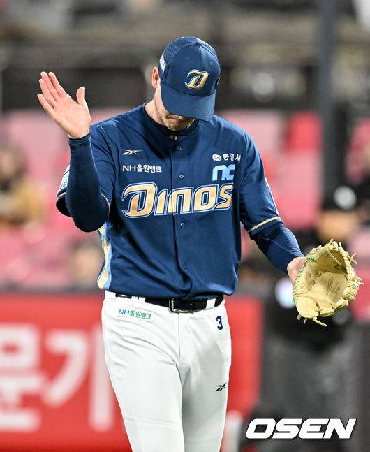 [OSEN=수원, 조은정 기자]10일 오후 경기도 수원 KT위즈파크에서 ‘2025 신한 SOL Bank KBO리그’ KT 위즈와 NC 다이노스의 경기가 열렸다.홈팀 KT는 오원석, 방문팀 NC는 라일리를 선발로 내세웠다.4회말 무실점으로 이닝을 마친 NC 선발 라일리가 더그아웃으로 향하고 있다. 4회까지 10개의 삼진을 잡아냈다. 2025.04.10 /cej@osen.co.kr