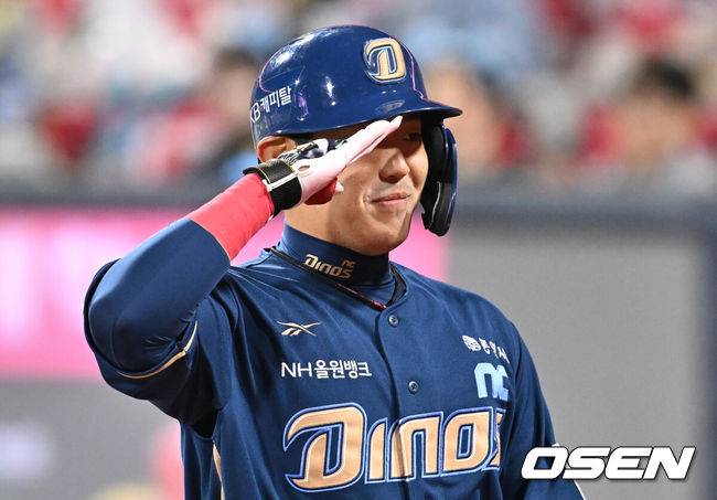 [OSEN=수원, 조은정 기자]10일 오후 경기도 수원 KT위즈파크에서 ‘2025 신한 SOL Bank KBO리그’ KT 위즈와 NC 다이노스의 경기가 열렸다.홈팀 KT는 오원석, 방문팀 NC는 라일리를 선발로 내세웠다.5회초 2사 NC 박한결이 달아나는 좌월 솔로 홈런을 날린 뒤 기뻐하  있다. 2025.04.10 /cej@osen.co.kr