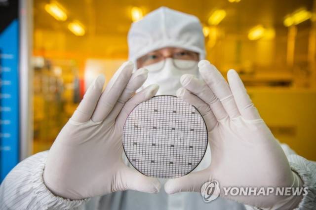 ▲ SiC 전력반도체 제조용 웨이퍼 (이 사진은 기사와 무관) ⓒ 연합뉴스