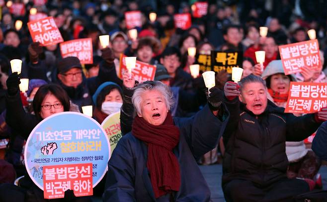 민주노총 등이 주최한&nbsp;‘국민파업 열기 지피는 주말 촛불집회’ 참가자들이 2014년 2월15일 서울 청계광장에서 부정선거 의혹을 제기하며 박근혜 당시 대통령 하야를 요구하고 있다. 연합뉴스&nbsp;