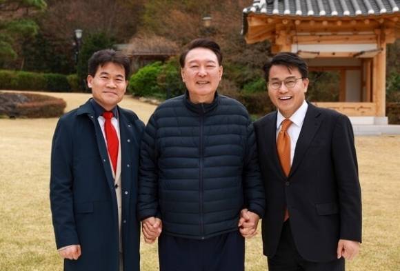 전한길, 윤석열 만났다 “나야 감옥가고 죽어도 괜찮지만…”_1.jpg