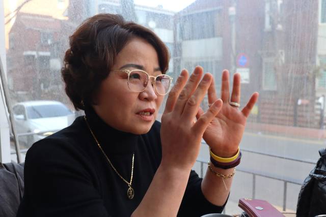 실화 바탕 영화 ‘시민덕희’ 실제 주인공 김성자씨가 서울경제신문과 인터뷰하고 있다. 김수호 기자