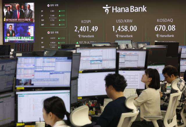 10일 오전 서울 중구 하나은행 본점 딜링룸 현황판에 코스피, 원·달러 환율, 코스닥 지수와 관세 유예 관련 뉴스가 표시돼 있다. 연합뉴스