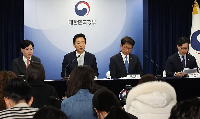 3월19일 주택시장 안정화 방안 발표 현장에서 오세훈 서울시장(왼쪽 두 번째)이 기자들의 질문에 답하고 있다. ⓒ연합뉴스