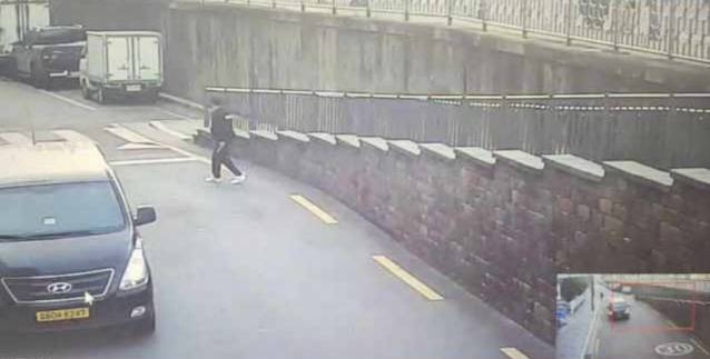 50대 중국인 A씨가 지난 4월8일 오후 서울 성동구 청계천 산책로에서 회칼을 든 채 걷고 있다. ⓒ서울경찰청 제공