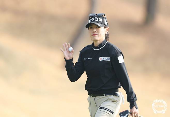 iM금융오픈 2025 1라운드 10번 홀을 마치고 이동하며 환한 미소를 짓고 있는 박주영. 사진제공 | KLPGA