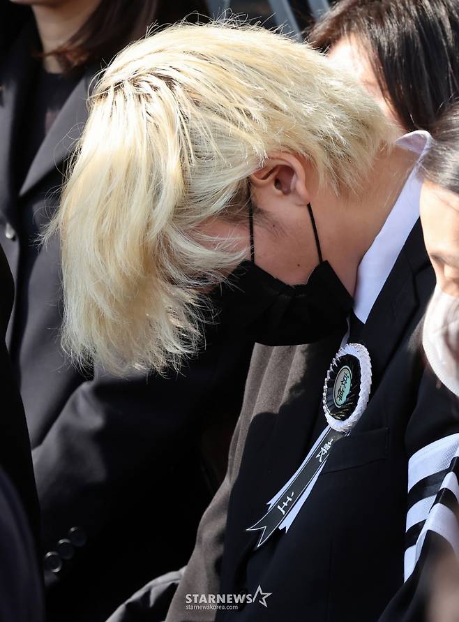 [부산=뉴시스] 하경민 기자 = 고(故) 장제원 전 국회의원의 발인식이 진행된 4일 부산 해운대구 해운대백병원 장례식장에서 래퍼 노엘(본명 장용준)이 운구차량 앞에서 고개를 숙이고 있다. 2025.04.04. yulnetphoto@newsis.com /사진=하경민