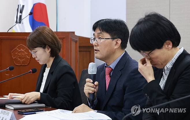 여성가족부, 2024 디지털 성범죄 피해자 지원 보고서 발간 (서울=연합뉴스) 홍해인 기자 = 조용수 여성가족부 권익증진국장이 10일 정부서울청사에서 '2024 디지털 성범죄 피해자 지원 보고서' 발간에 대한 설명을 하고 있다. 2025.4.10 hihong@yna.co.kr