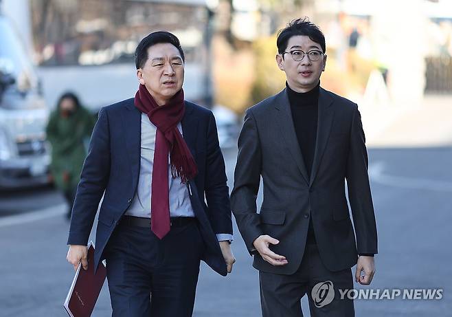 법정 향하는 김기현·주진우 의원 (서울=연합뉴스) 윤동진 기자 = 국민의 힘 김기현·주진우 의원이 19일 서울 헌법재판소에서 열린 한덕수 국무총리 탄핵 관련 국회 권한쟁의 사건 변론기일에 참석하고 있다. 2025.2.19 mon@yna.co.kr