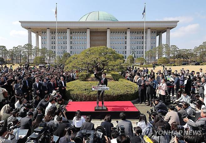 한동훈 전 대표, 대선 출마 선언 (서울=연합뉴스) 류영석 기자 = 국민의힘 한동훈 전 대표가 10일 국회 앞에서 대선 출마 선언을 하고 있다. 2025.4.10
    ondol@yna.co.kr
(끝0