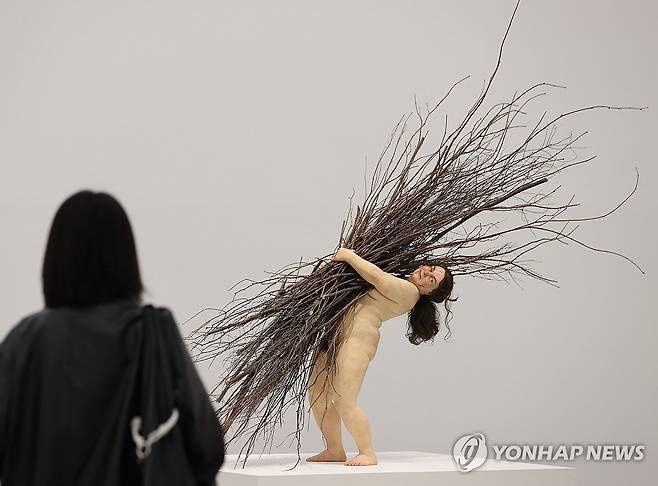 론 뮤익의 '나뭇가지를 든 여인' (서울=연합뉴스) 이재희 기자 = 10일 서울 종로구 국립현대미술관 서울관에서 열린 '론 뮤익' 전시에 '나뭇가지를 든 여인' 작품이 전시돼 있다. 이 전시는 오는 11일부터 7월 13일까지 열린다. 2025.4.10 scape@yna.co.kr