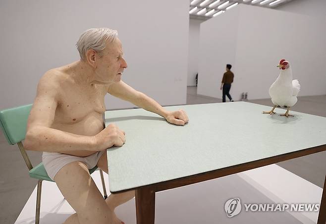론 뮤익의 '치킨 / 맨' (서울=연합뉴스) 이재희 기자 = 10일 서울 종로구 국립현대미술관 서울관에서 열린 '론 뮤익' 전시에 작가의 대표작인 '치킨 / 맨'이 전시돼 있다. 이 전시는 오는 11일부터 7월 13일까지 열린다. 2025.4.10 scape@yna.co.kr