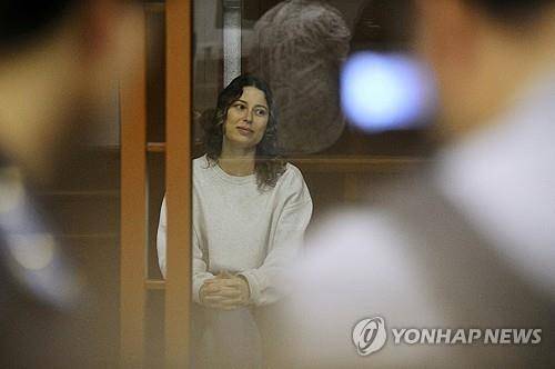 러시아에 억류돼있던 크세니아 카렐리나  [로이터 연합뉴스. 재판매 및 DB 금지]