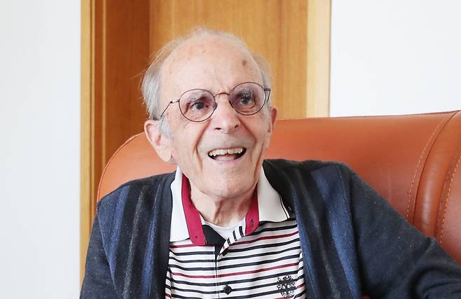 미소 짓는 두봉 주교 (의성=연합뉴스) 이세원 기자 = 두봉 주교가 2023년 6월 6일 경북 의성군에 있는 천주교의 한 공소에서 연합뉴스와 인터뷰를 하던 중 미소를 짓고 있다. [연합뉴스 자료사진]