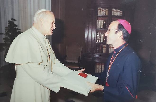 교황 요한 바오로 2세와 두봉 주교 (의성=연합뉴스) 두봉 주교(오른쪽)가 교황 요한 바오로 2세를 만나 대화하는 모습. [두봉 주교 보유 사진 재촬영. 재판매 및 DB 금지] photo@yna.co.kr