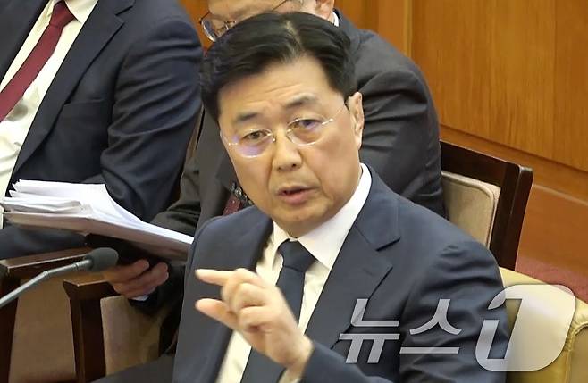 홍장원 전 국가정보원 제1차장이 지난 2월 20일 서울 종로구 헌법재판소 대심판정에서 열린 윤석열 대통령 탄핵심판 10차 변론에서 증인으로 출석해 발언하고 있다. (헌법재판소 제공. 재판매 및 DB 금지) 2025.2.20/뉴스1