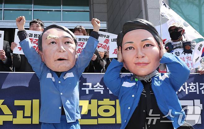 촛불행동 회원들이 11일 서울 용산구 한남동 대통령 관저 앞에서 열린 윤건희 구속 선봉대 발족 기자회견에서 윤석열 전 대통령과 김건희 여사의 모형탈을 쓰고 체포 상징의식을 하고 있다. 2025.4.11/뉴스1 ⓒ News1 김성진 기자