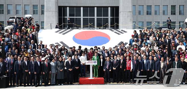 나경원 국민의힘 의원이 11일 오후 서울 여의도 국회 본청 계단에서 21대 대통령 선거 출마 선언 기자회견에서 지지자들과 기념촬영을 하고 있다. 2025.4.11/뉴스1 ⓒ News1 김민지 기자
