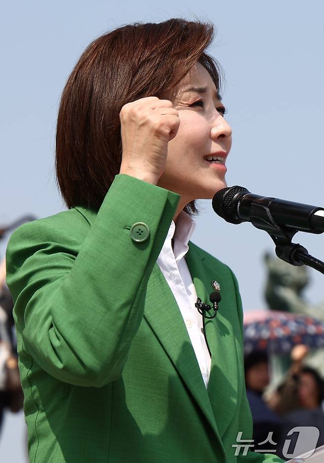 나경원 국민의힘 의원이 11일 오후 서울 여의도 국회 본청 계단에서 21대 대통령 선거 출마 선언 기자회견을 하고 있다. 2025.4.11/뉴스1 ⓒ News1 김민지 기자
