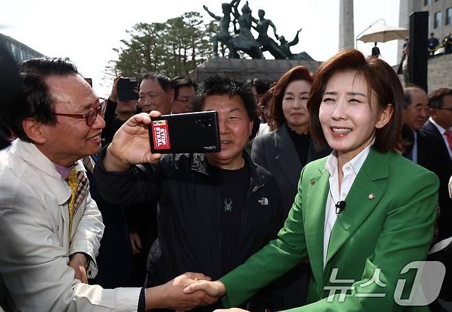나경원 국민의힘 의원이 11일 오후 서울 여의도 국회 본청 계단에서 21대 대통령 선거 출마 선언 기자회견을 마치고 지지자들과 인사하고 있다. 2025.4.11/뉴스1 ⓒ News1 김민지 기자