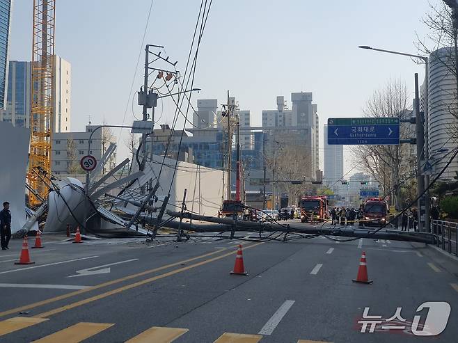 11일 오후 2시 51분쯤 서울 영등포구 영등포동 신축공사장에서 크레인에 달려있던 자재가 쓰려지며 인근 전신주까지 쓰러지는 사고가 발생했다.2025.4.11/뉴스1 정윤미 기자