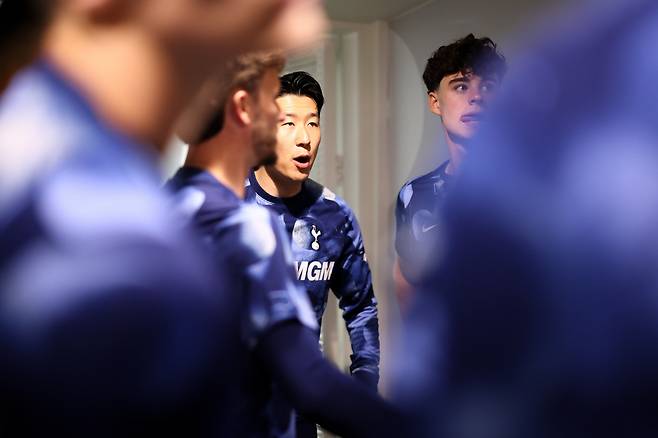 [스포츠조선 강우진 기자]토트넘의 파페 마타르 사르가 손흥민을 친형 같은 존재라고 설명했다. 손흥민의 리더십을 찬양하며 그가 훌륭한 주장이라고 치켜세웠다.

파페 마타르 사르는 10대 시절 토트넘에 합류했다. 지난 2021년 토트넘에 합류한 직후 임대 생활을 했고, 2022년에 토트넘에 정식 합류했다.

현재는 22세가 된 사르는 많은 성장을 이뤘다.

사르는 토트넘에 적응하기 위해 가장 많은 도움을 준 존재로 주장 손흥민을 꼽았다. 사진=SNS