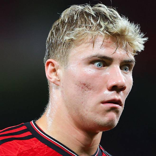 맨체스터 유나이티드의 골칫거리로 전락한 라스무스 호일룬이 이탈리아 세리에 A로 떠날 가능성이 커지고 있다. 나폴리 이적설이 계속해서 떠오르는 가운데 유벤투스가 호일룬에 관심을 갖고 있다는 소식이다.

이탈리아 풋볼이탈리아는 10일(한국시각) 공신력 있는 마테오 모레토 기자의 발언을 인용하며 '나폴리와 유벤투스가 맨체스터 유나이티드의 공격수 라스무스 호일룬에 관심을 갖고 있으며, 이 중 유벤투스는 이미 비공식적인 협상을 시작했다'고 전했다. 사진=SNS