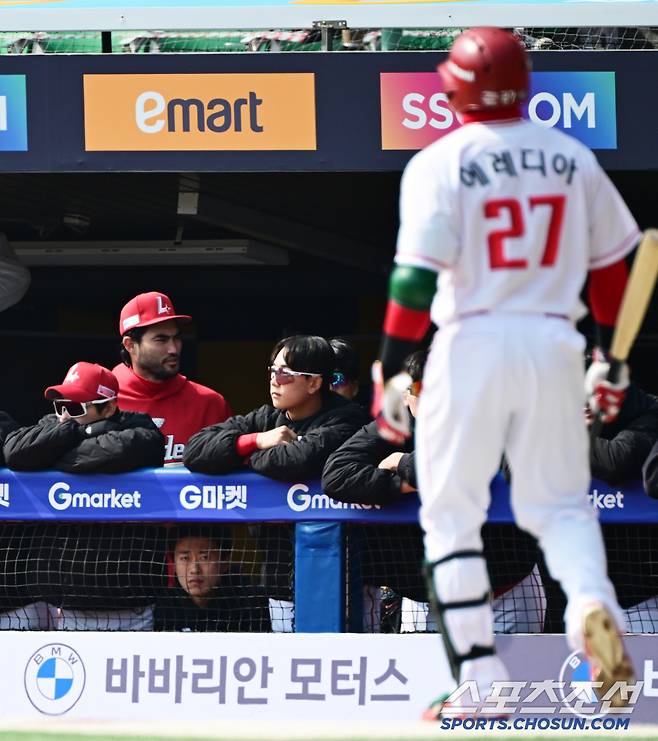 10일 인천 SSG랜더스필드에서 열린 SSG 랜더스와 한화 이글스의 시범경기. SSG 화이트가 경기를 지켜보고 있다. 인천=박재만 기자 pjm@sportschosun.com/2025.03.10/