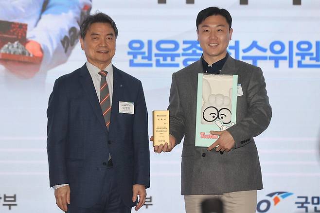 이영희 한국도핑방지위원장이 11일 서울 송파구 올림픽파크텔에서 열린 도핑방지위원회 선수위원 위촉식에서 올림픽 봅슬레이 메달리스트 원윤종에게 위촉장을 수여한 뒤 기념촬영을 하고 있다. <저작권자(c) 연합뉴스, 무단 전재-재배포, AI 학습 및 활용 금지>