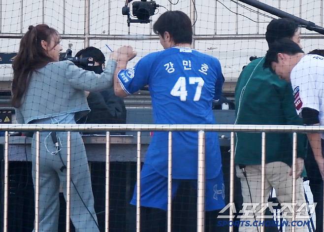 방송 아나운서를 보자마자 장난을 치는 강민호와 공손하게 인사하는 장성우