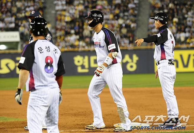 11일 잠실구장에서 열린 LG 트윈스와 두산 베어스의 경기. 5회말 1사 1루 LG 이주헌 3루 땅볼 때 1루 주자 문성주와 뒤엉킨 상황, 이영재 1루심이 상황을 설명하고 있다. 잠실=박재만 기자 pjm@sportschosun.com/2025.04.11/