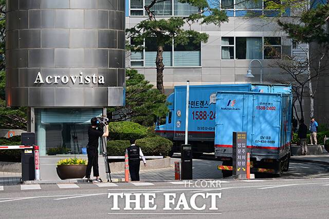 윤석열 전 대통령의 사저 서초동 아크로비스타에 이삿짐 차량이 도착하고 있다. 이날 동원된 이삿짐 차량은 최소 3대 이상이다.