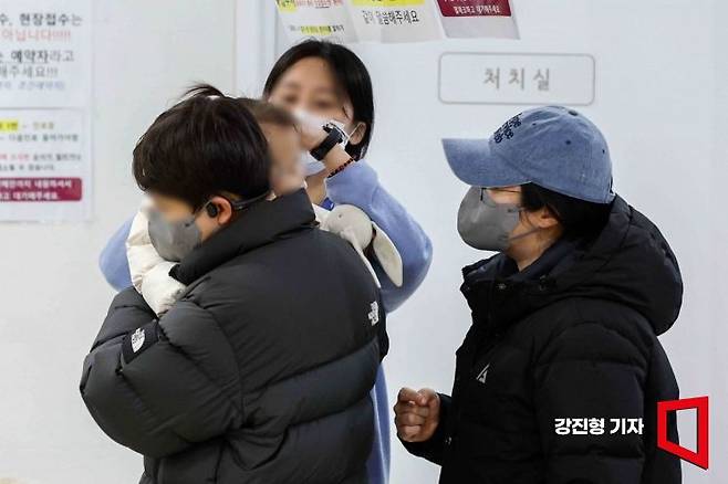 서울 성북구 어린이 전문 병원을 찾은 어린이가 체온 검사를 받고 있다.