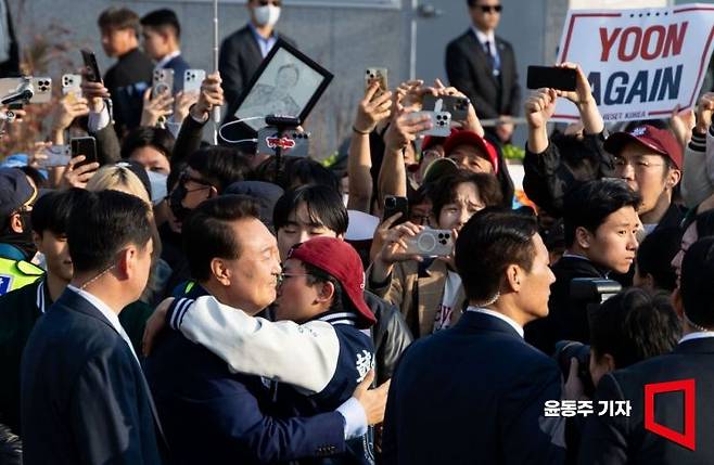 윤석열 전 대통령이 11일 서울 용산구 한남동 대통령 관저를 떠나 서초동 사저로 이동하며 지지자들과 인사를 하고 있다. 2025.04.11 윤동주 기자