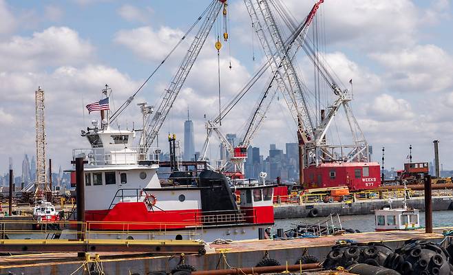 10일 뉴저지 항구에 정박되어 있는 선박들의 모습./AP 연합뉴스