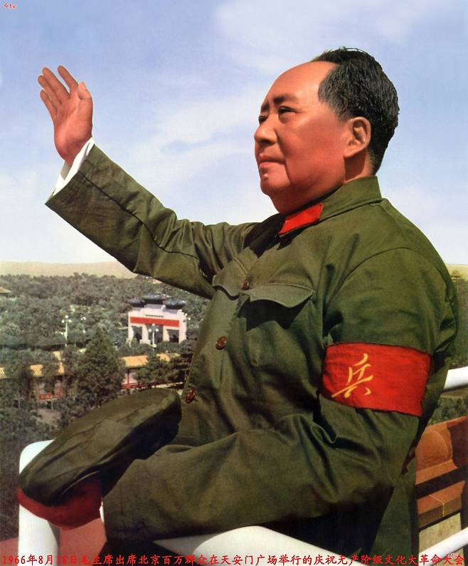 1966년 8월 18일 천안문 문루에서 홍위병을 사열하는 마오쩌둥. 홍위병 완장을 차고 있다. 사진=퍼블릭 도메인