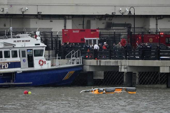 10일(현지 시각) 미국 미국 뉴욕 맨해튼 허드슨강에서 발생한 헬리콥터 추락 사고 현장에서 응급 구조대원들이 작업하고 있다. /로이터=연합뉴스