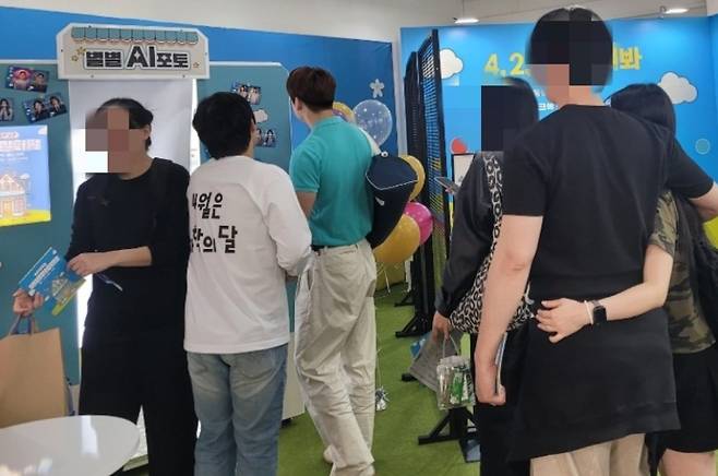서울 성동구 성수동에 위치한 과학 팝업 스토어(임시 매장) ‘별별 잡화점’에 11일 사람들이 인공지능(AI) 사진을 찍기 위해 기다리고 있다. /홍다영 기자