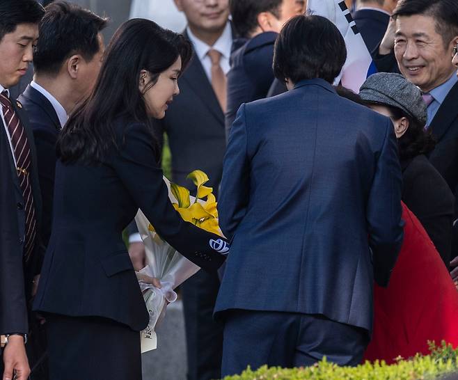 윤석열 전 대통령의 부인 김건희 여사가 11일 윤 전 대통령과 한남동 관저를 떠나 사저가 있는 서초구 아크로비스타에 도착해 환영을 받고 있다. /연합뉴스