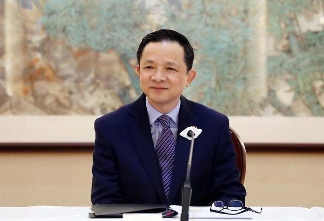 다이빙 주한중국대사가 25일 서울 중구 주한중국대사관에서 국내 언론과 만찬회를 갖고 취재진 질문을 듣고 있다. (사진=주한중국대사관 제공) 2025.02.26. 뉴시스