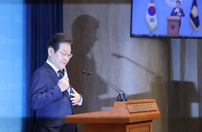 대선출마를 선언한 이재명 더불어민주당 전 대표가 11일 오전 서울 여의도 국회 소통관에서 비전 및 캠프 인선 발표를 하기 위해 단상에 올라있다. 2025.04.11. 뉴시스