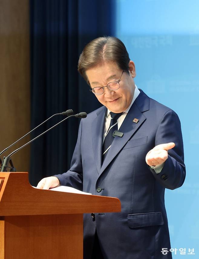 대선 출마를 선언한 이재명 전 더불어민주당 대표가 11일 서울 여의도 국회 소통관에서 비전 및 캠프 인선 발표를 하고 있다. 장승윤 기자 tomato99@donga.com