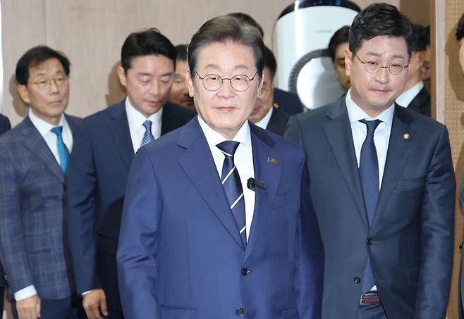 더불어민주당 대선 경선에 출마한 이재명 예비후보가 11일 비전 발표를 위해 서울 여의도 국회 소통관으로 들어서고 있다. 연합뉴스