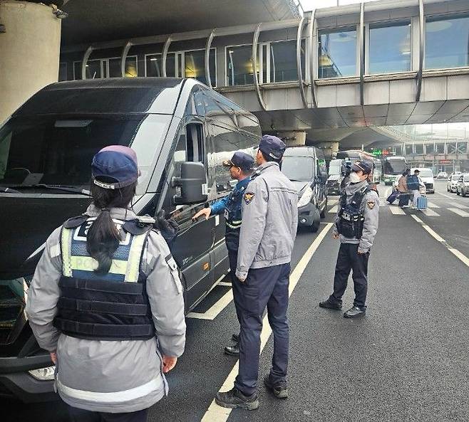 인천경찰청은 오는 14일부터 6월 30일까지 인천시청, 중구청, 인천공항공사와 합동으로 인천국제공항에서 렌터카나 자가용을 이용해 불법 영업행위를 하는 차량을 집중 단속한다. 인천경찰청 제공.