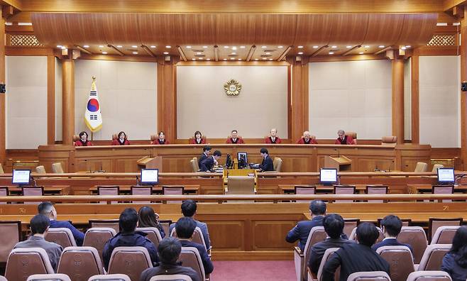 문형배 헌법재판소장 권한대행을 비롯한 헌법재판관들이 10일 서울 종로구 헌법재판소에서 열린 박성재 법무부 장관 탄핵 심판 선고가 열린 대심판정에 입장해 대기하고 있다. 연합뉴스