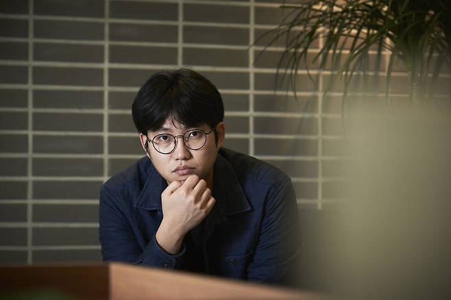 시인 박준(42)은 10일 한겨레에 “달리 말할 여유, 재간 없는, 극복하지 못한 상태의, 직시하는 시들”로 “(전작에 익숙한) 어떤 독자는 배신감을 느낄 수 있겠다”고 새 시집을 설명했다. ‘팔월’ ‘가나다라’ 등 단서 없는 시들은 대개 개인사가 깊이 연루됐을 가능성이 크다. 시인은 “원래 제목은 ‘해가 지면 책도 그늘이 됩니다’였으나 그것도 바꿨다”고 말했다. 창비 제공