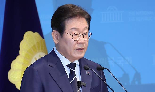 더불어민주당 이재명 전 대표가 11일 서울 여의도 국회 소통관에서 집권 청사진 등을 소개하는 \'\'비전 선포식 및 캠프 일정 발표\'\'를 하고 있다. 연합뉴스