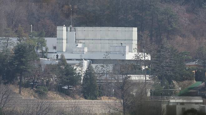 헌법재판소의 윤석열 대통령 탄핵 인용 선고 직후인 4일 오전 서울 용산구 관저에 경비가 삼엄한 가운데 차량이 이동하고 있다. 신소영 기자 viator@hani.co.kr