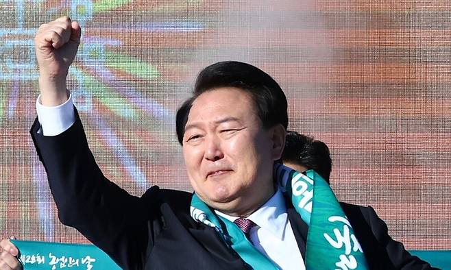 윤석열 대통령이 2023년 11월10일 오후 경기 수원 팔달구 서호 잔디광장에서 열린 제28회 농업인의 날 기념식에서 어퍼컷 세리머니를 하고 있다. 대통령실통신사진기자단