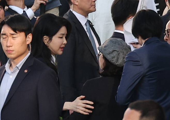 김건희 여사가 11일 오후 서울 서초구 서초동 자택 앞에서 지지자들과 인사를 나누고 있다. 정용일 선임기자 yongil@hani.co.k